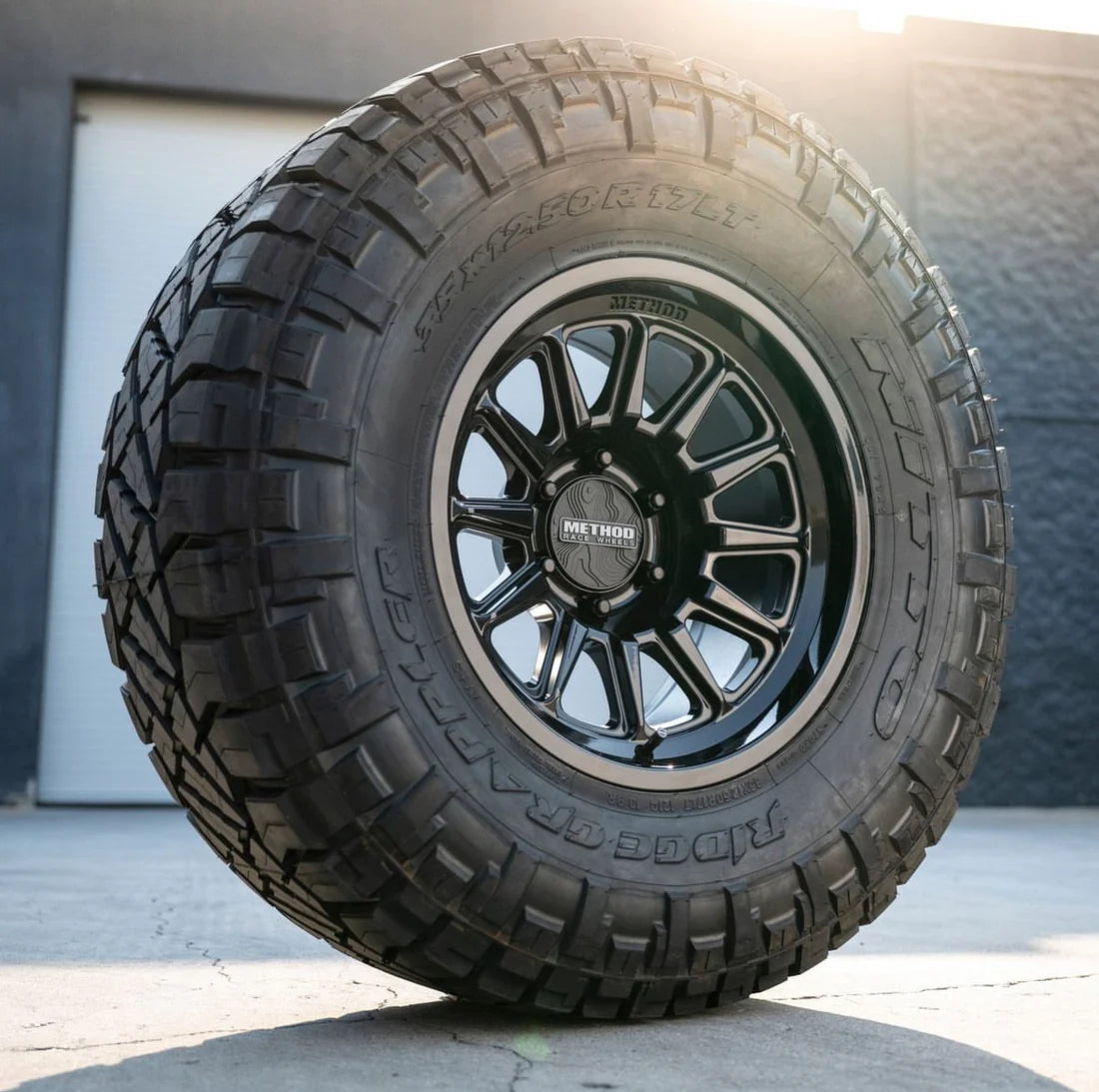 Llanta Method Race Wheels MR323 17x9 5x127 ET-38 Gloss Black